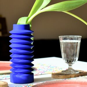 Vase Zigzag en céramique bleu électrique par Zeynep Severge